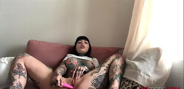  Tattooed Tiger Lilly masturbates while quarantined